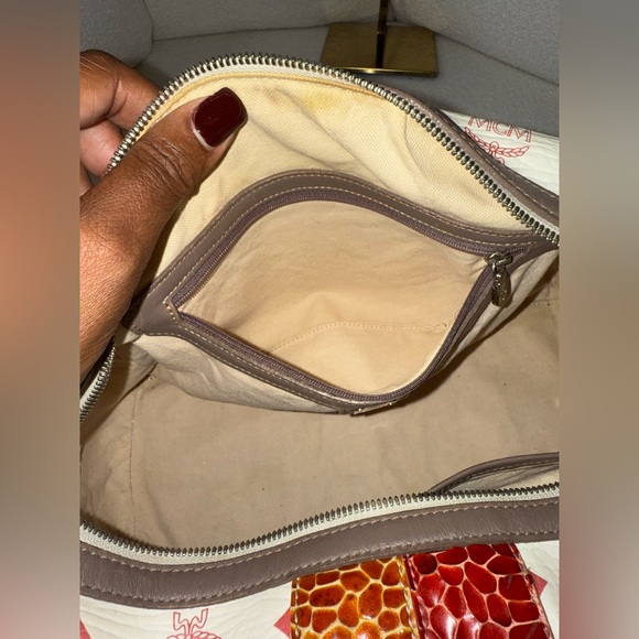 MCM
Visetos Striped Munich Lion Boston
Satchel White comes with COA - Picture 9 of 14